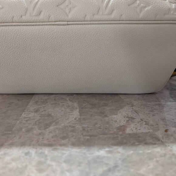 XL FASHION Tote in a Gorgeous and Stunning Cream Genuine Leather with POUCH! - Picture 4 of 14